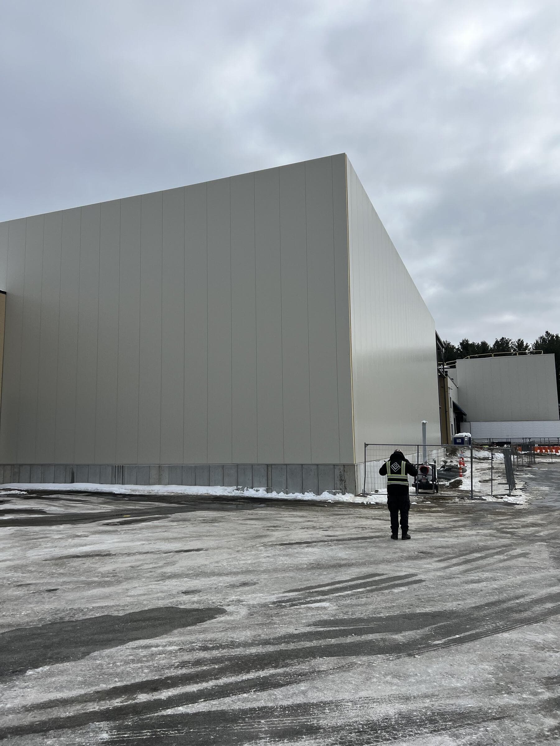 Large insulated metal panel building constructed by Lakeview Contracting